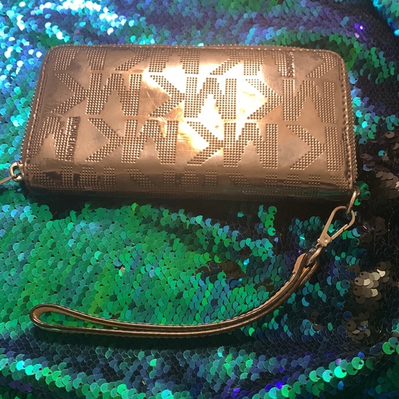 Michael Kors wallet. - Picture 2 of 3